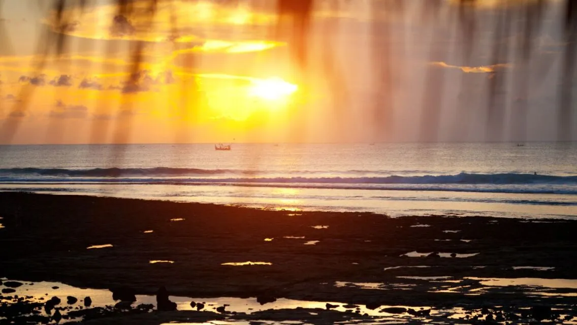 8 Pantai Sunset di Bali yang Cocok untuk Menikmati Senja, Suasananya Romantis Banget! 15