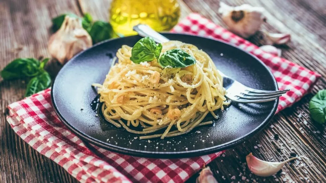 15 Menu Natal Sederhana yang Enak dan Mudah Dibuat, Cobain Yuk! 41 menu natal sphagetti aglo e olio