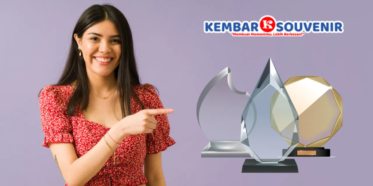Bikin Momen Pencapaian Berkesan dengan Plakat Akrilik dari Kembar Souvenir! 8 Plakat Akrilik