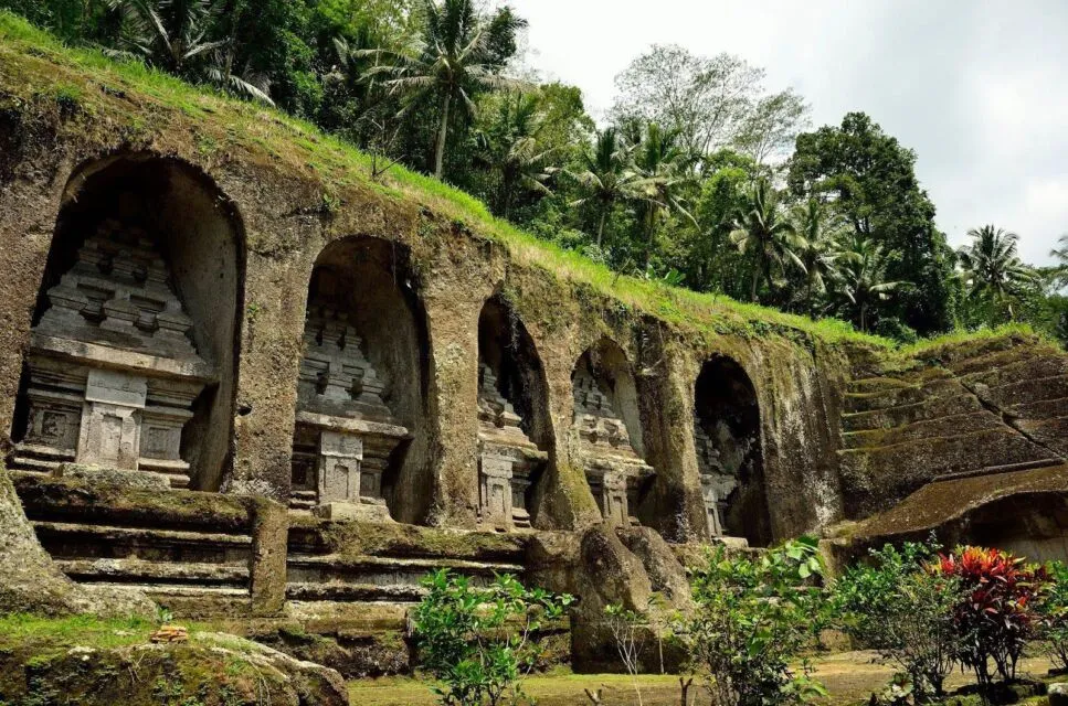 Mau Liburan ke Bali? Ini 10 Destinasi Wisata Paling Menakjubkan yang Wajib Kamu Kunjungi! 10 pura leluhur uluwatu