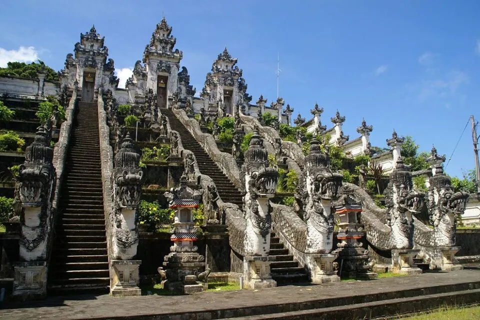 Mau Liburan ke Bali? Ini 10 Destinasi Wisata Paling Menakjubkan yang Wajib Kamu Kunjungi! 8 Pura Lempuyang Luhur