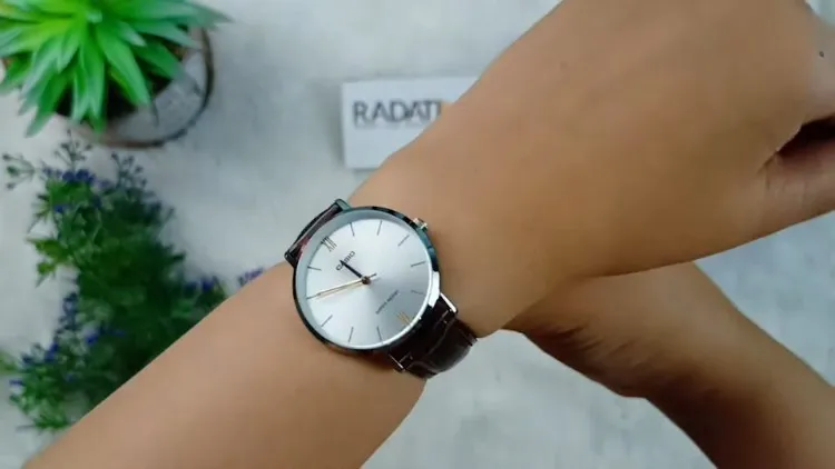 Warna Jam Tangan yang Cocok untuk Kulit Sawo Matang, Artis Juga Pake! 25