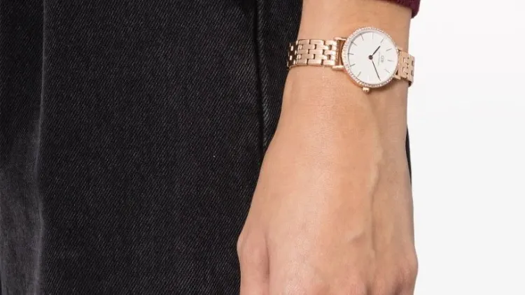 Warna Jam Tangan yang Cocok untuk Kulit Sawo Matang, Artis Juga Pake! 22
