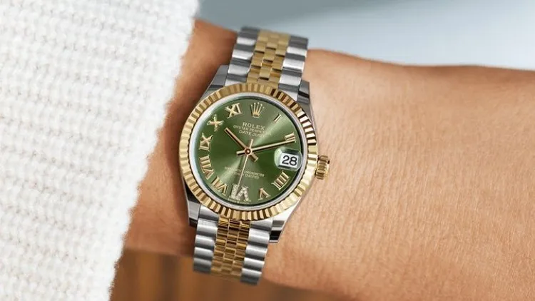 Warna Jam Tangan yang Cocok untuk Kulit Sawo Matang, Artis Juga Pake! 23