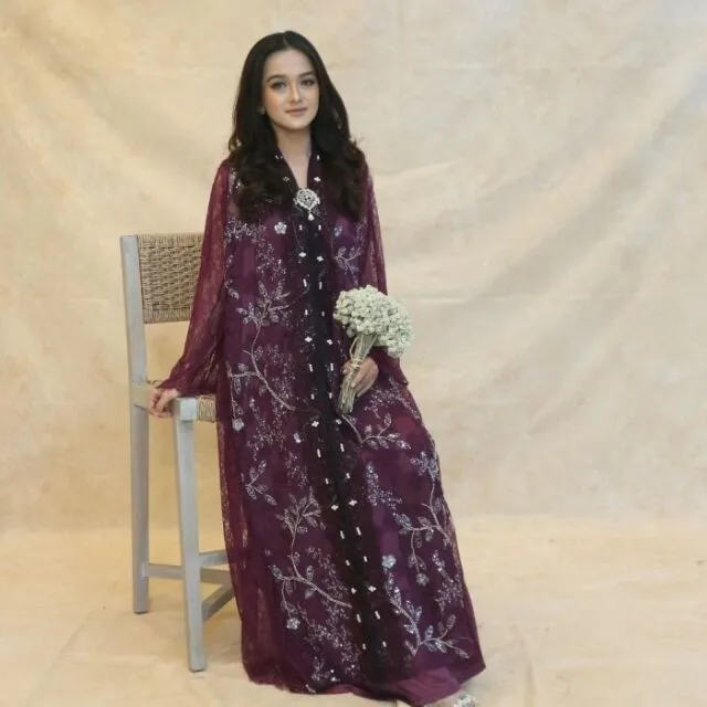 Baju Burgundy Lebaran 2025 Jadi Tren Baru Tahun Ini! 9