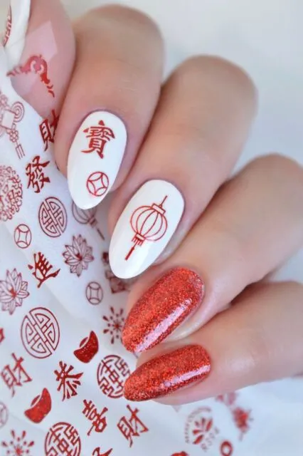 10 Ide Nail Art Imlek yang Estetik, Unik, dan Modern 20