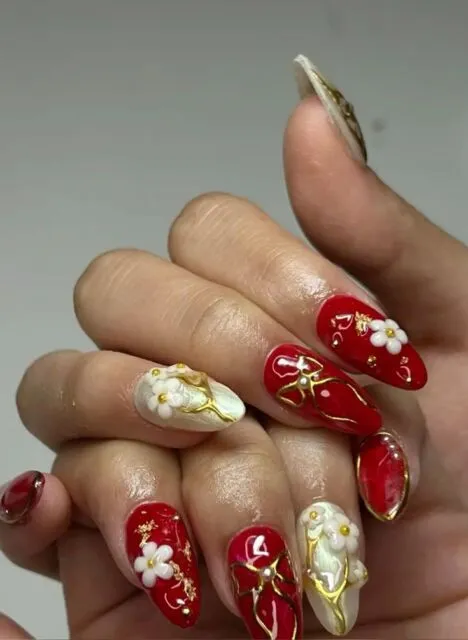 10 Ide Nail Art Imlek yang Estetik, Unik, dan Modern 19