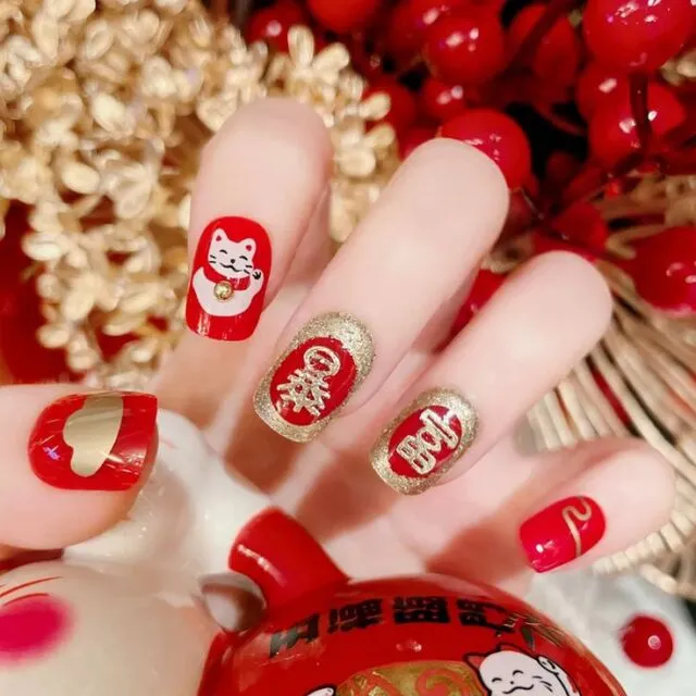 10 Ide Nail Art Imlek yang Estetik, Unik, dan Modern 16
