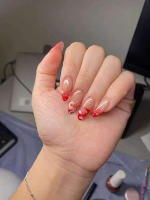 10 Ide Nail Art Imlek yang Estetik, Unik, dan Modern 14 nail art imlek naga