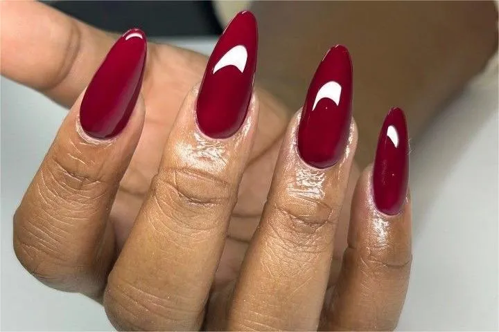 13 Nail Art untuk Kulit Sawo Matang, Ada yang Tricky Sampai Anti Gagal 34 nail art untuk kulit sawo matang warna burgundy