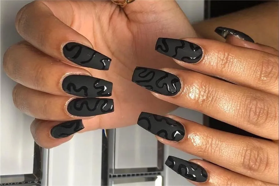 13 Nail Art untuk Kulit Sawo Matang, Ada yang Tricky Sampai Anti Gagal 35 nail art warna hitam doff untuk kulit sawo matang
