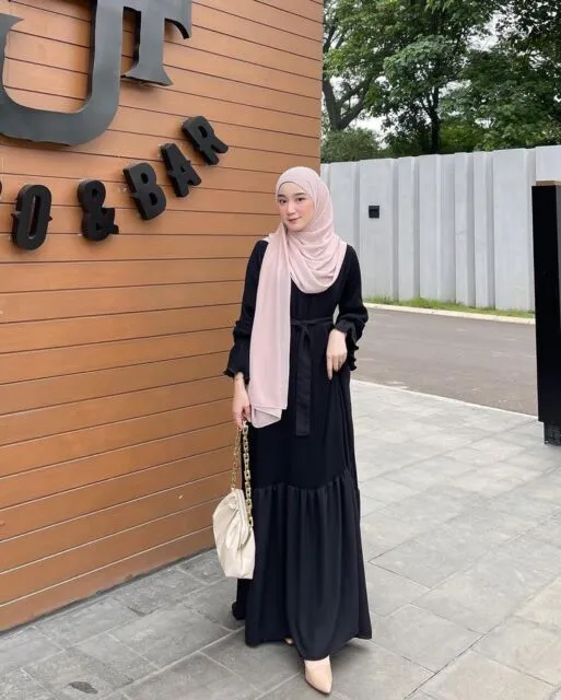 8 Ide Outfit Bukber Hijab Simple dan Elegan, Bikin Penampilan Kamu Lebih Fresh! 11