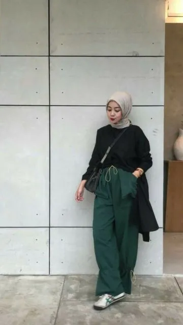 9 Rekomendasi Warna Baju yang Cocok dengan Celana Hijau, Nggak Pusing Mikirin OOTD Lagi! 10