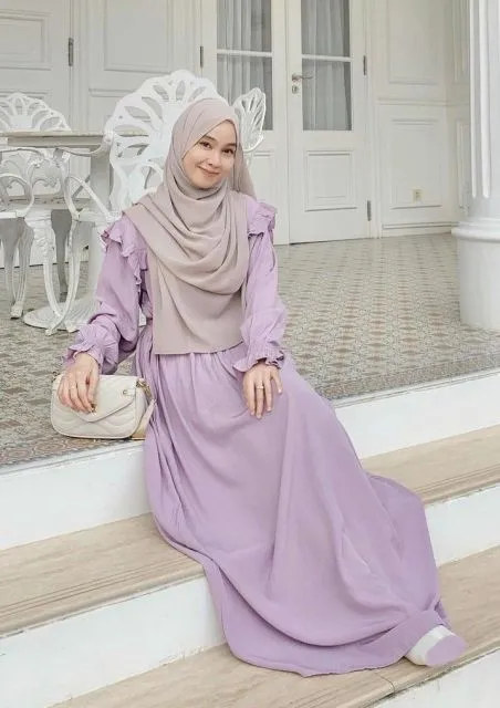 Baju Lilac Cocok dengan Hijab Warna Apa? 10 Mix and Match Ini Bikin Kamu Tampil Stylish! 18