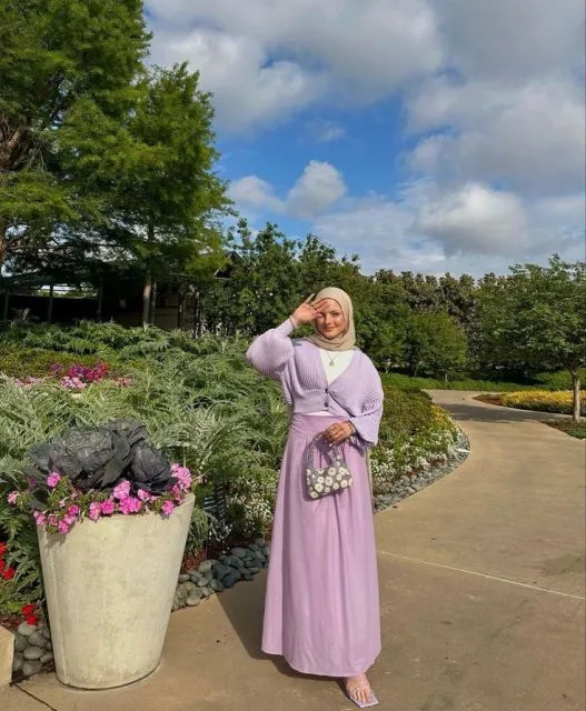 Baju Lilac Cocok dengan Hijab Warna Apa? 10 Mix and Match Ini Bikin Kamu Tampil Stylish! 19