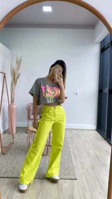9 Rekomendasi Warna Baju yang Cocok dengan Celana Hijau, Nggak Pusing Mikirin OOTD Lagi! 13