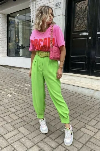 9 Rekomendasi Warna Baju yang Cocok dengan Celana Hijau, Nggak Pusing Mikirin OOTD Lagi! 12