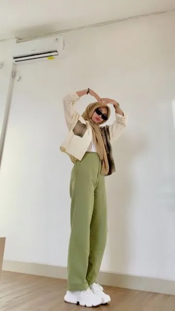 9 Rekomendasi Warna Baju yang Cocok dengan Celana Hijau, Nggak Pusing Mikirin OOTD Lagi! 18