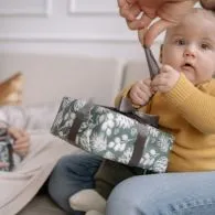 10 Ide Kado Untuk Bayi Laki-Laki Yang Berguna dan Berkesan