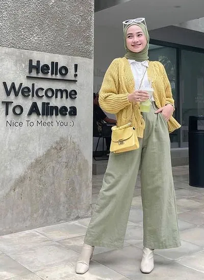 9 Rekomendasi Warna Baju yang Cocok dengan Celana Hijau, Nggak Pusing Mikirin OOTD Lagi! 17