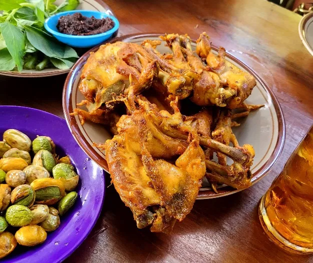 Ayam Goreng Widuran Solo Ternyata Tidak Halal, Ini 7 Toko Ayam Goreng Dijamin Halal & Enak di Solo! 9