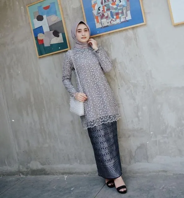 8 Gaya Baju yang Cocok untuk Ibu yang Menghadiri Wisuda Anaknya, Cantik Banget! 13