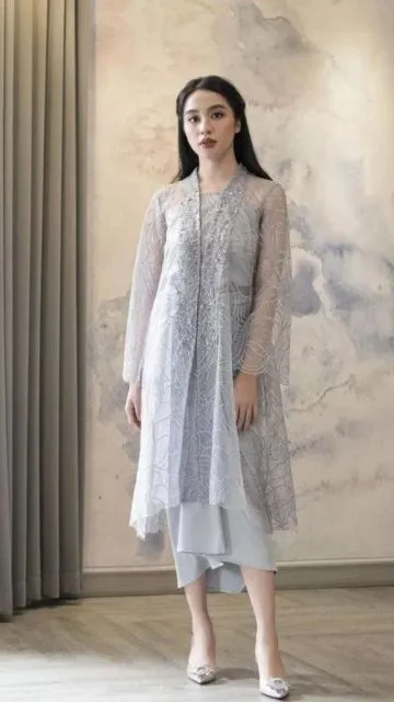 8 Gaya Baju yang Cocok untuk Ibu yang Menghadiri Wisuda Anaknya, Cantik Banget! 14