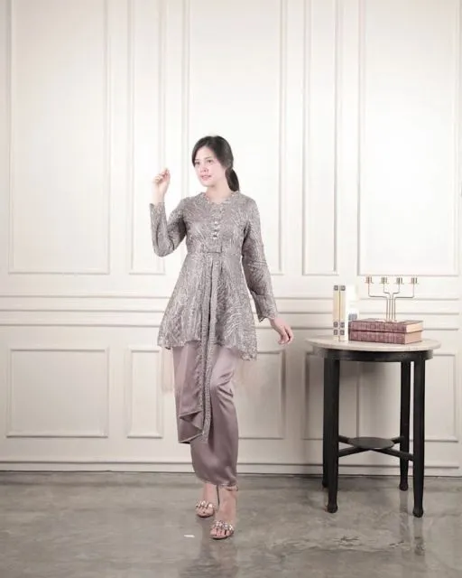 8 Gaya Baju yang Cocok untuk Ibu yang Menghadiri Wisuda Anaknya, Cantik Banget! 10