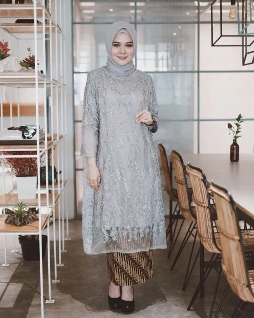 8 Gaya Baju yang Cocok untuk Ibu yang Menghadiri Wisuda Anaknya, Cantik Banget! 11
