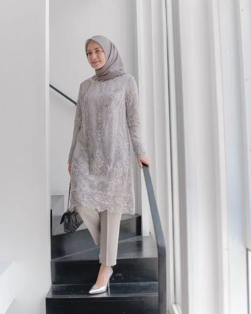 8 Gaya Baju yang Cocok untuk Ibu yang Menghadiri Wisuda Anaknya, Cantik Banget! 12