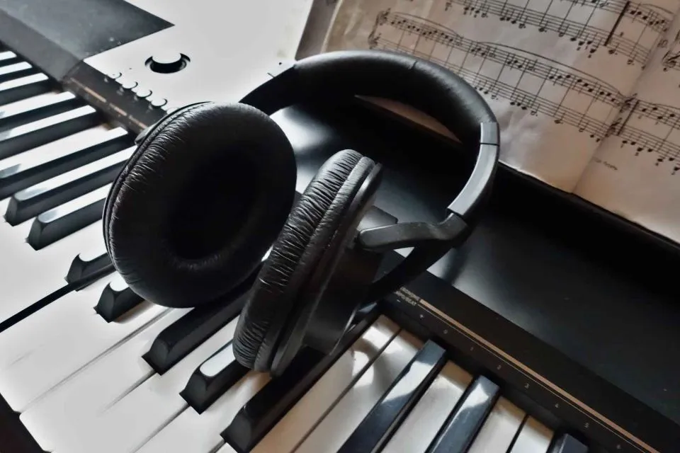 Lagu Bernadya Dituduh Plagiat?5 Hal yang Sering Disalahpahami Soal Plagiarisme Musik. 8 Plagiarisme musik bukan hanya soal lirik