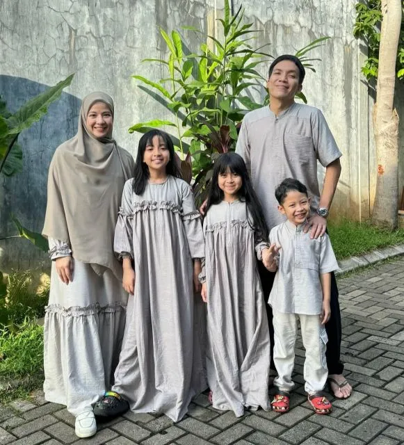 5 Artis Bercerai Setelah Menikah Lama: Realita Kelam di Balik Pernikahan Sempurna 10 Artis bercerai setelah menikah lama_Desta