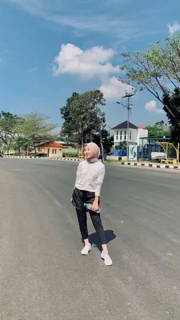 9 Inspirasi Outfit Jogging untuk Wanita Berhijab yang Nyaman dan Menyamarkan Lekukan Tubuh 16