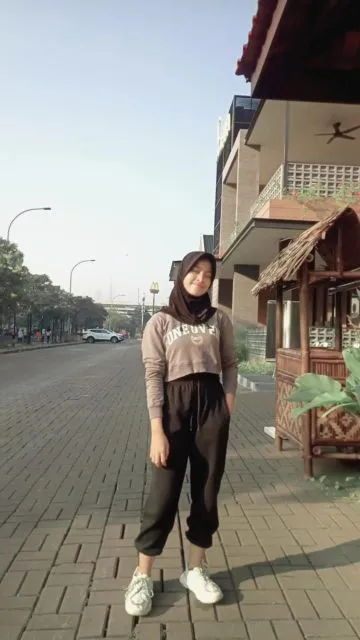 9 Inspirasi Outfit Jogging untuk Wanita Berhijab yang Nyaman dan Menyamarkan Lekukan Tubuh 17 style ootd jogging cewek hijab