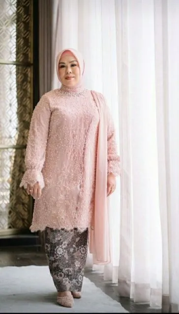 8 Gaya Baju yang Cocok untuk Ibu yang Menghadiri Wisuda Anaknya, Cantik Banget! 9