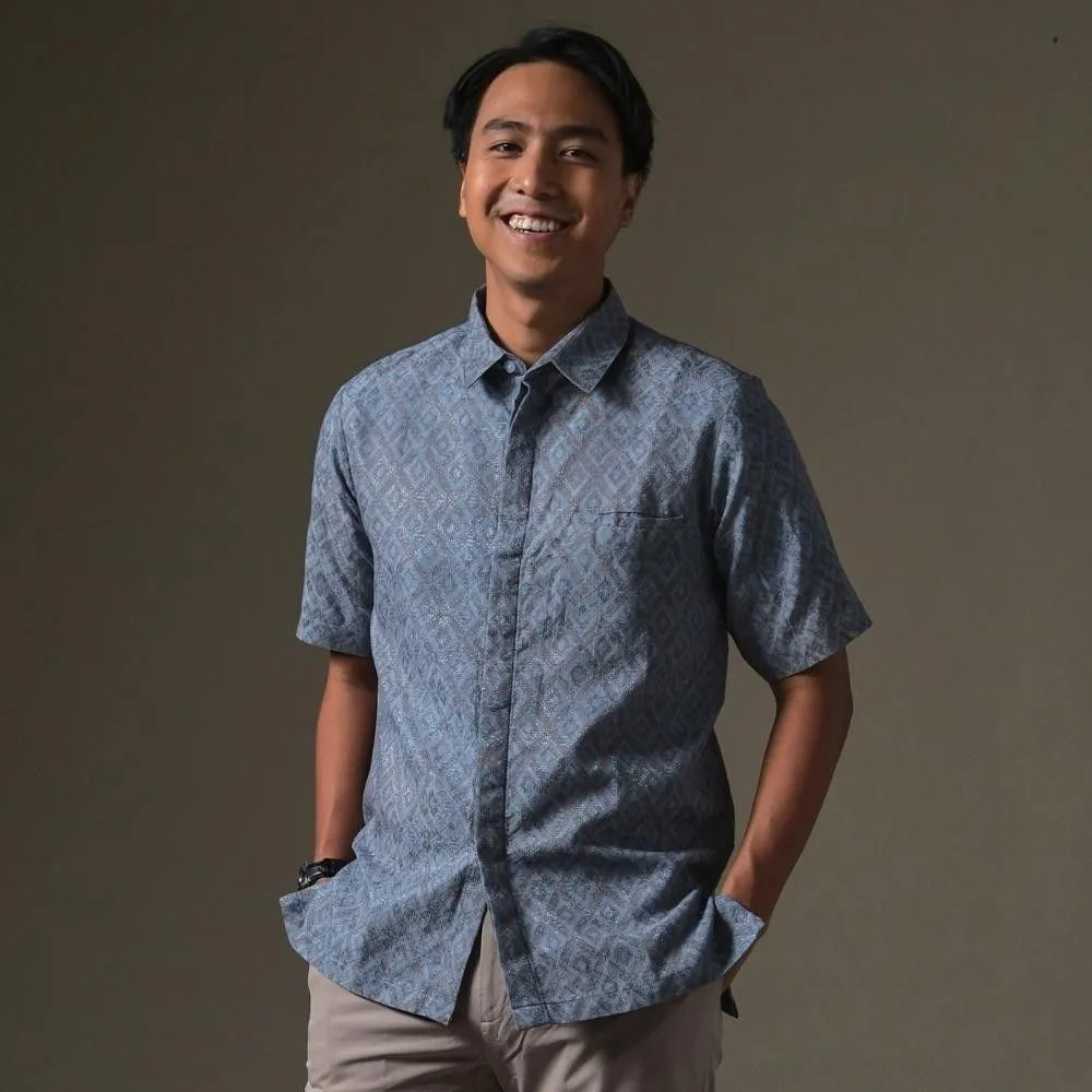 7 Inspirasi Outfit Bukber Pria yang Stylish & Nyaman 12 kemeja motif subtle pria