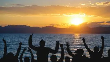 11 Lagu yang Cocok untuk Menikmati Sunset, Momen Senja Jadi lebih Syahdu & Romantis!