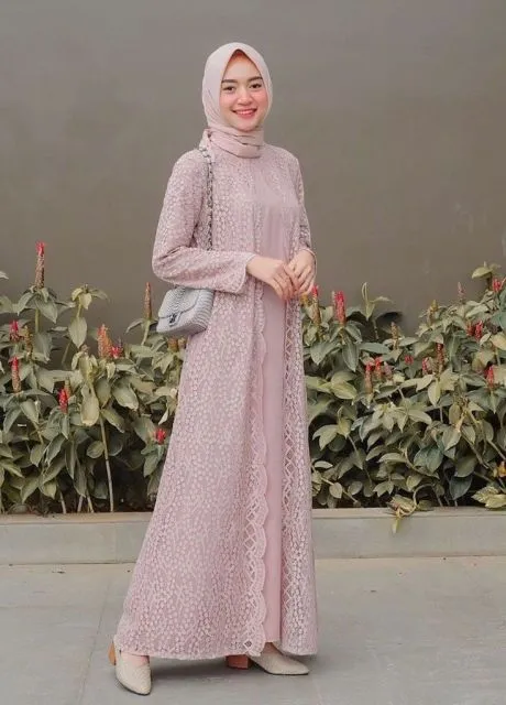 8 Gaya Baju yang Cocok untuk Ibu yang Menghadiri Wisuda Anaknya, Cantik Banget! 16