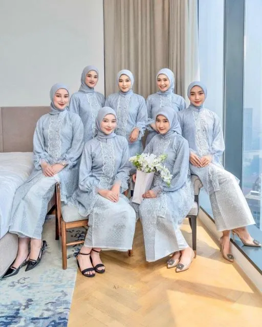 7 OOTD Bridesmaid Hijab Kekinian yang Elegan dan Cantik 13
