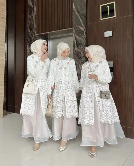 7 OOTD Bridesmaid Hijab Kekinian yang Elegan dan Cantik 14