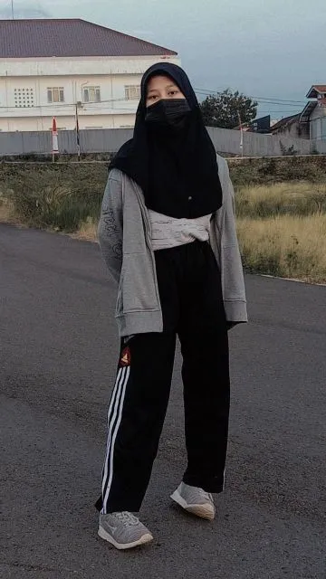 9 Inspirasi Outfit Jogging untuk Wanita Berhijab yang Nyaman dan Menyamarkan Lekukan Tubuh 11 outfit keren buat cewek berhijab saat jogging