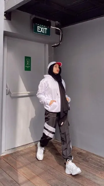 9 Inspirasi Outfit Jogging untuk Wanita Berhijab yang Nyaman dan Menyamarkan Lekukan Tubuh 18