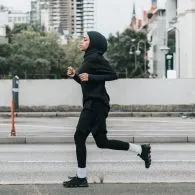 9 Inspirasi Outfit Jogging untuk Wanita Berhijab yang Nyaman dan Menyamarkan Lekukan Tubuh