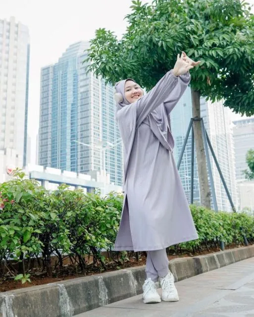 9 Inspirasi Outfit Jogging untuk Wanita Berhijab yang Nyaman dan Menyamarkan Lekukan Tubuh 12