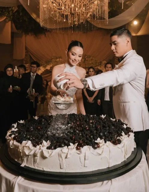 6 Fakta Menarik Pernikahan dan Ngunduh Mantu Al Ghazali dan Alyssa Daguise: Mewah, Sakral, dan Penuh Budaya 19 Al dan alyssa menabur gula di kue pernikahan