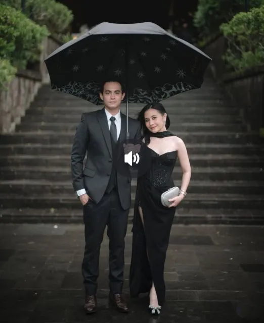 7 Bukti Omara Esteghlal dan Prilly Latuconsina adalah Power Couple yang Beneran Selevel 9 Omara Esteghlal pacar Prilly Latuconsina, mendampingi kekasih