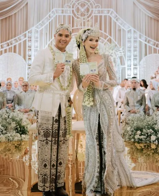 Resmi Menikah! Ini Kisah Cinta Al Ghazali dan Alyssa Daguise: Berpisah untuk Bertumbuh, Bersatu untuk Selamanya 10 Al dan Alysa menunjukkan surat nikah