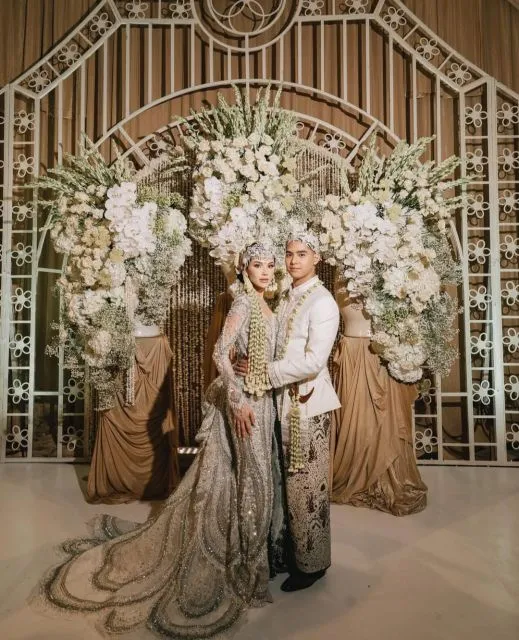 Resmi Menikah! Ini Kisah Cinta Al Ghazali dan Alyssa Daguise: Berpisah untuk Bertumbuh, Bersatu untuk Selamanya 11 Tampilan Al dan Alyssa dalam balutan busana sunda