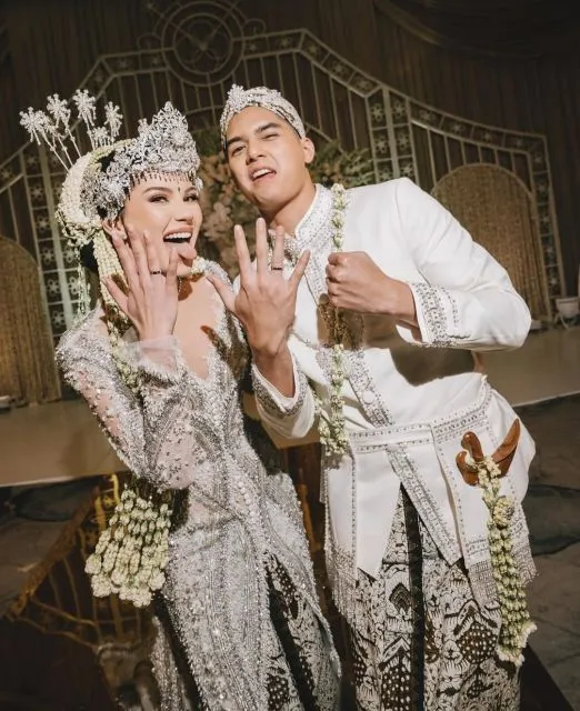 Resmi Menikah! Ini Kisah Cinta Al Ghazali dan Alyssa Daguise: Berpisah untuk Bertumbuh, Bersatu untuk Selamanya 12 Al dan Allysa menunjukkan kebahagiaan