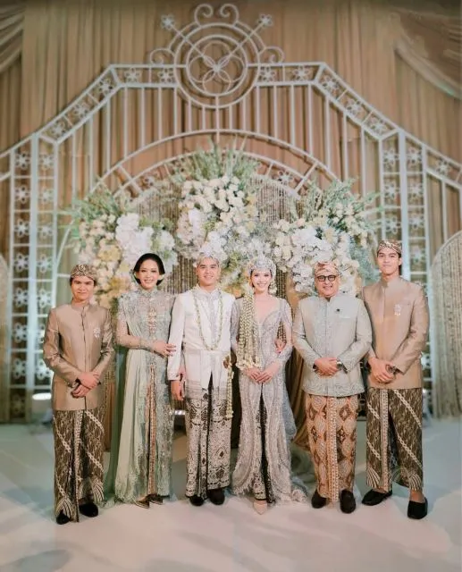 6 Fakta Menarik Pernikahan dan Ngunduh Mantu Al Ghazali dan Alyssa Daguise: Mewah, Sakral, dan Penuh Budaya 18 Maia Irwan dan semua anak2nya